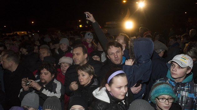 Stovky lid pihlej, jak prezident Milo Zeman pokld vnec na pietn msto v Uherskm Brod. (27. nora 2015)