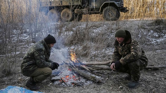 Ukrajint vojci nedaleko Artmivsku, kterm se rozbil nklak (19. nora 2015)
