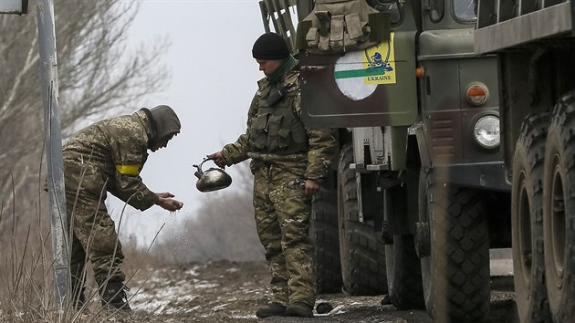 Ukrajint vojci nedaleko Artmivsku (19. nora 2015)