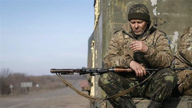Ukrajinsk vojk nedaleko Artmivsku (22. nora 2015)