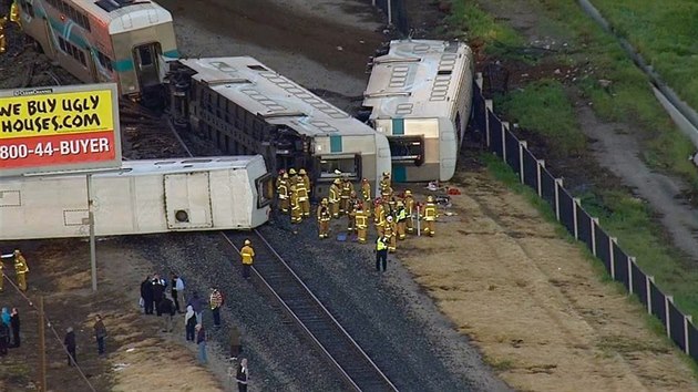 Srka pmstskho vlaku s kamionem v Kalifornii (24. nora 2015)