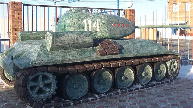 Model tanku T-34, kter ze snhu vytvoili vzni v Omsku.