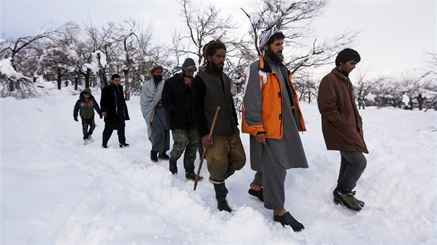 Laviny v afghnsk provincii Pandr zabily destky lid (25. nora 2015)
