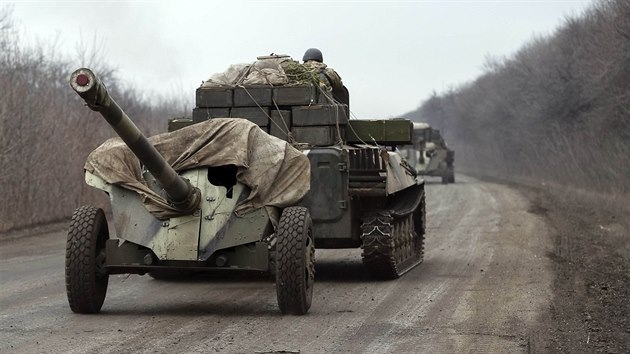 Ukrajinsk armda stahuje tk zbran od Artmivska (26. nora 2015)