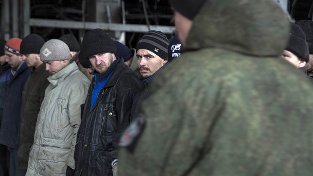 Ukrajint vlen zajatci na donckm letiti (26. nora 2015)