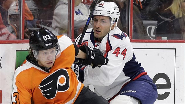 Brooks Orpik z Washingtonu (vpravo) se sna nepustit do akce Jakuba Vorka z Philadelphie.