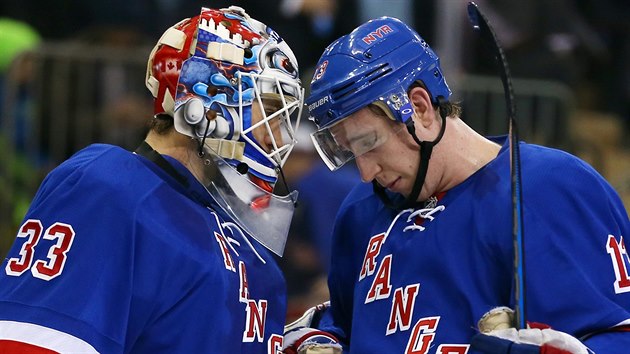 GRATULACE. Cam Talbot (vlevo) vychytal nulu a se spoluhrem Kevinem Hayesem slav tsnou vhru Rangers.