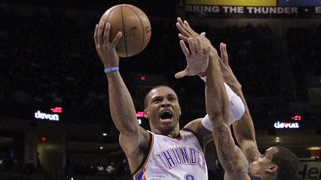 Russell Westbrook let pod ko, brn ho George Hill.