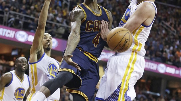 Clevelandsk rarach Iman Shumpert pihrv podl Shauna Livingstona z Golden State.