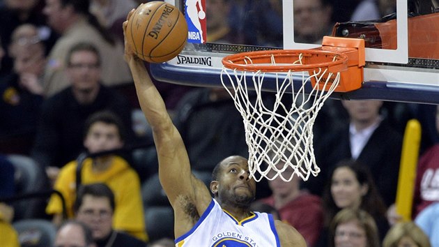 Smeuje Andre Iguodala z Golden State.