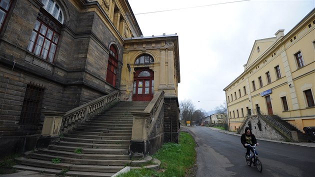 Honosn novorenesann budova je nevyuit, pro cestujc slou novj ndra na druh stran ulice.