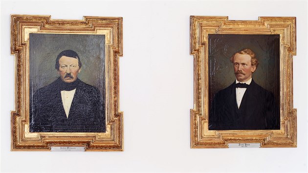 Kolekce esti dobovch portrt bvalch starost Lokte v tchto dnech ozdobila stny jednac sn radnice. Josef Anton Ortmann (vlevo) vedl Loket v letech 1857 - 1861, Franz Bayer potom v letech 1861 - 1864.