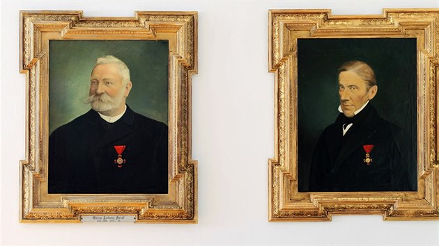 Kolekce esti dobovch portrt bvalch starost Lokte v tchto dnech ozdobila stny jednac sn radnice. Georg Ludwig Heinl (vlevo) vedl Loket v letech 1864 - 1866 a 1870 - 1883, Johann Kugler potom v letech 1850 - 1857.