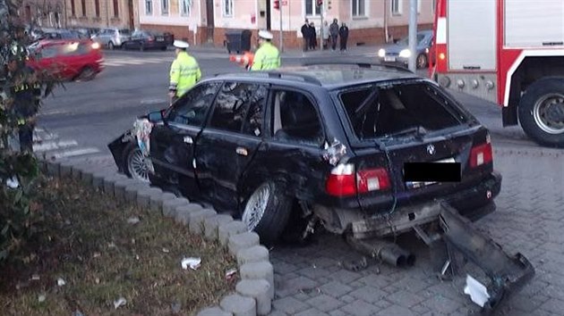 Do lid na chodnku v Chebu najel automobil, jednoho lovka zabil. idi z msta utekl.