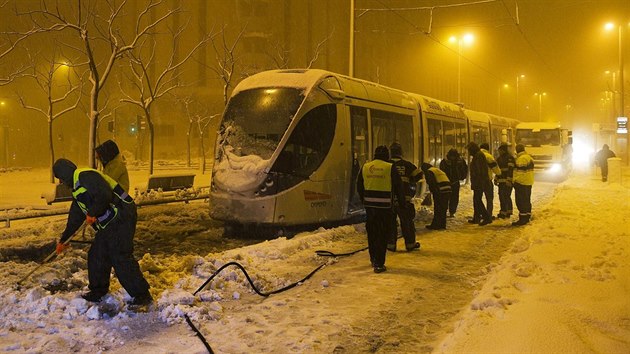 V ptek rno se pracovnci sna zprovoznit provoz tramvaj v Jeruzalm (20. nora 2015).