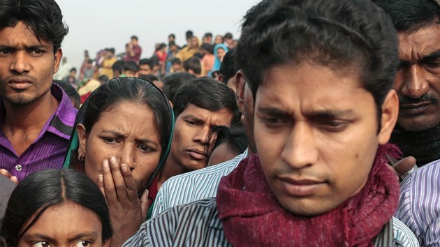 Lid v Bangladi se shromdili u behu eky Padmy, kde ztroskotal pvoz (23. nora 2015).