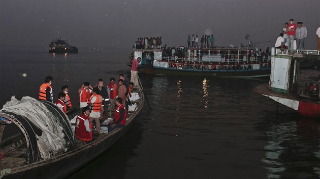 Zchrann prce po ztroskotn pvozu v Bangladi (22. nora 2015).