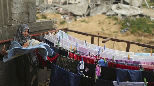 ena v prdlo ve svm rozbitm dom v Psmu Gazy (19. nora 2015).