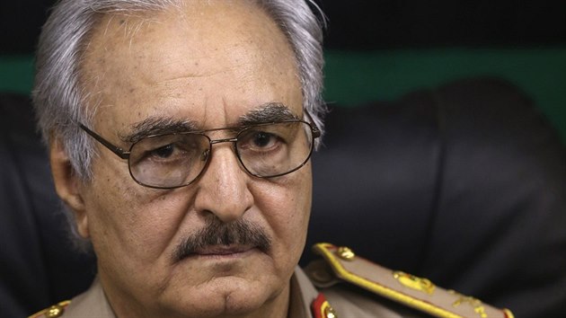 Libyjsk generl Chalfa Haftar na tiskov konferenci v Benghz (31. kvtna 2014).