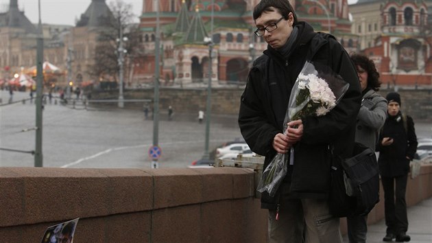 Lid nos kvtiny k mstu, kde byl zabit rusk opozin politik Boris Nmcov. (28. nora 2015)