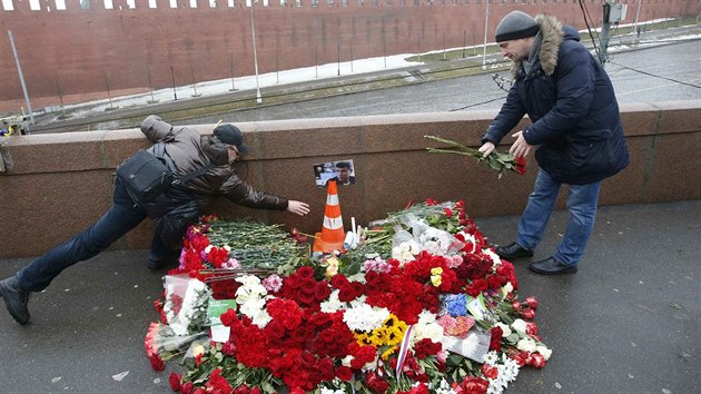 Lid nos kvtiny k mstu, kde byl zabit rusk opozin politik Boris Nmcov. (28. nora 2015)