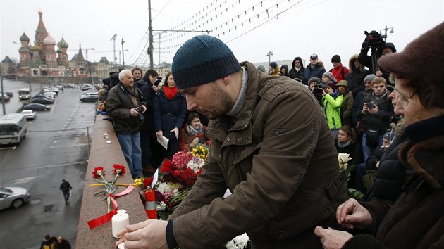 Lid zapaluj svky v mst, kde byl zabit rusk opozin politik Boris Nmcov (28. nora 2015).