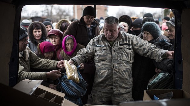 Rozdvn humanitrn pomoci na vchodn Ukrajin (28. nora 2015).