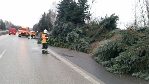 idi nedaleko Mnku pod Brdy dostal smyk, jeho auto skonilo v pkopu, kde pokosilo nkolik strom (22.2.2015)