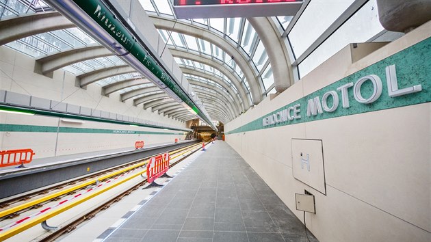 Stanice metra linky A Nemocnice Motol ve fzi finlnch prav. Jako jedin ze ty novch stanic byla hlouben a nikoliv raen. (20.2.2015)