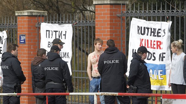Demonstranti se pipoutali u plotu rusk ambasdy. Protestovali proti rusk asti na Ukrajin.