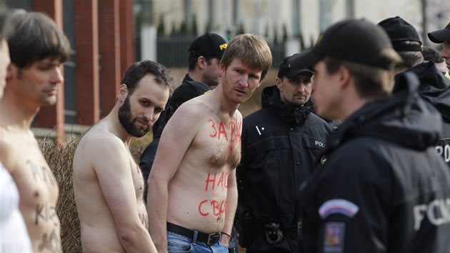 Demonstranti se pipoutali u plotu rusk ambasdy. Protestovali proti rusk asti na Ukrajin. Policist je postupn odvedli na sluebnu k podn vysvtlen