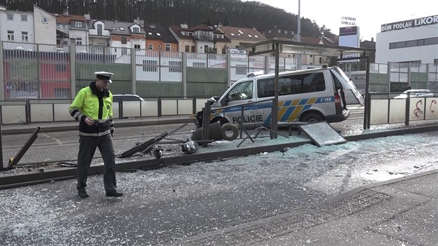 Policejn dodvka se v Radlicch srazila s octavi. Nraz ji odmrtil na tramvajovou zastvku, kde zranila dv eny (25.2.2015)
