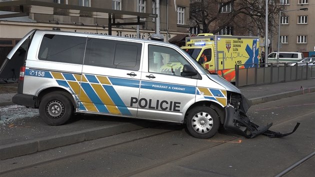 Policejn dodvka se v Radlicch srazila s octavi. Nraz ji odmrtil na tramvajovou zastvku, kde zranila dv eny (25.2.2015)