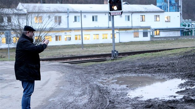 Mstostarosta Koryan Lubomr Danek ukzal, co zpsobili naftai pi vzkumu na zdejch pozemcch. V ale, e spolenost vznikl kody naprav