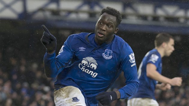 VIDTE? JET NEN KONEC. Romelu Lukaku z Evertonu slav, jeho tm prv minutu ped koncem utkn s Leicesterem vyrovnal na 2:2.