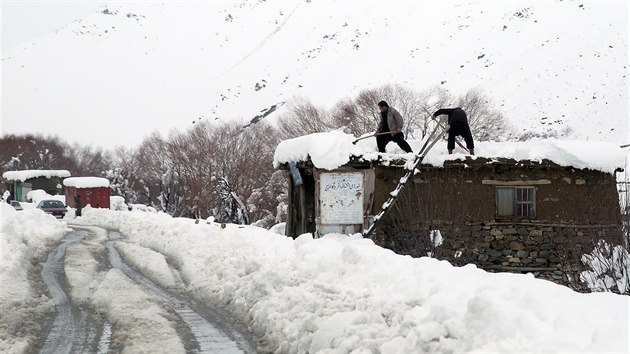 Lid z afghnsk provincie Pandr se potkaj z nsledky lavin (25. nora)