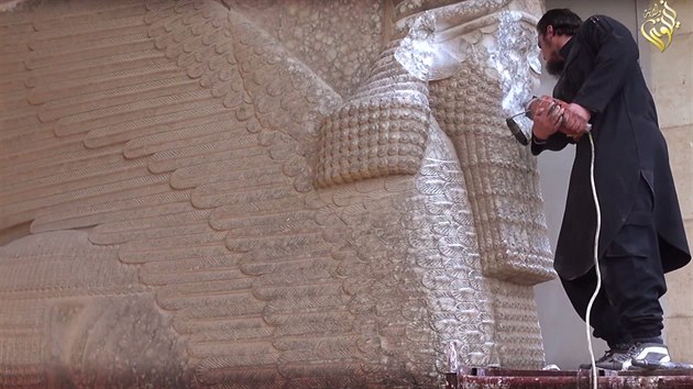 Islamist zniili sochy z dob Asyrsk e (26. nora)