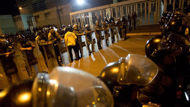 Venezuelsk nrodn garda a policist vytvoili kordon ped sdlem tajn sluby v Caracasu. Ve tvrtek byl zaten starosta hlavnho msta Antonio Ledezma (19. nora 2015).
