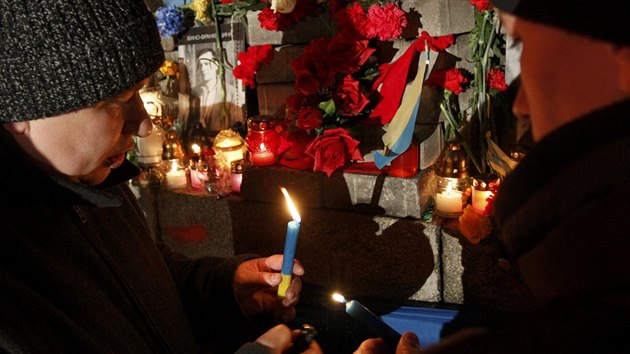 Lid zapaluj svky svky v centru Kyjeva. Vzpomnaj na demonstranty, kte padli pi udlostech na nmst Nezvislosti. Pro vce ne stovku mrtvch se vil nzev "nebesk setnina" (20. nora 2015).