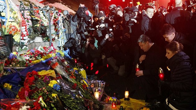 Prezident Petro Poroenko zapaluje svku u pomnku, kter pipomn padl z Majdanu. Pro vce ne stovku mrtvch se vil nzev "nebesk setnina" (20. nora 2015).