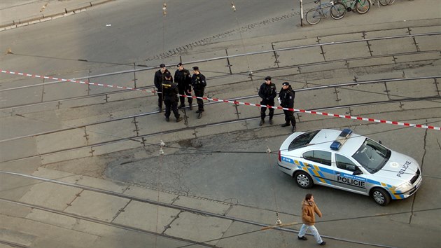 Policie kvli nahlen bomb evakuovala hlavn ndra a pilehl okol v Brn a v dalch mstech. Provoz se obnovil po pl est veer (21. nora 2015).