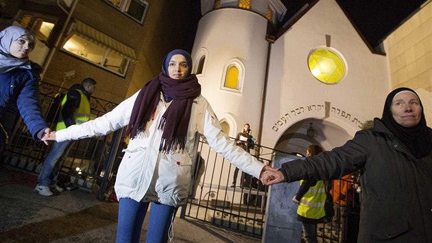 Vce ne 1000 lid utvoilo lidsk etz mru okolo synagogy v norskm hlavnm mst Oslu. Akci uskutenili mlad muslimov, aby vyjdili solidaritu s idovskou obc, kter v Evrop el vzrstajcmu potu tok (21. nora 2015).