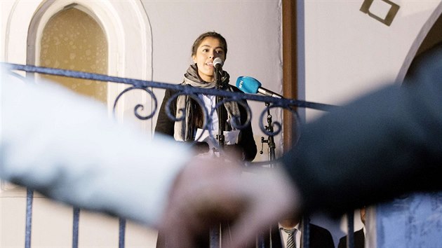 Vce ne 1000 lid utvoilo lidsk etz mru okolo synagogy v norskm hlavnm mst Oslu. K ptomnm promluvila jedna z muslimskch organiztorek Hajrah Asrhadov (21. nora 2015).