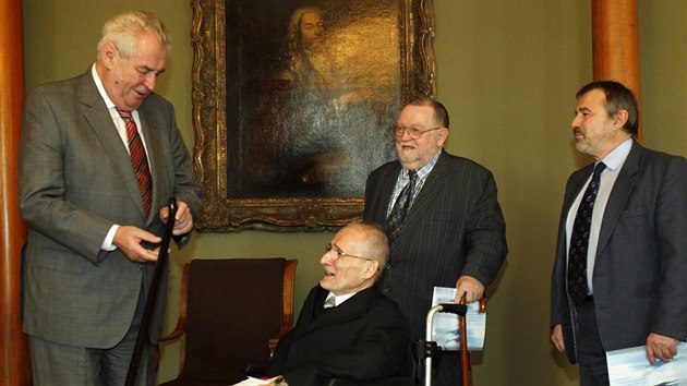 Prezident Milo Zeman se na Praskm hrad setkal s pedsedou Nrodn rady osob se zdravotnm postienm Vclavem Krsou (24. nora 2015).