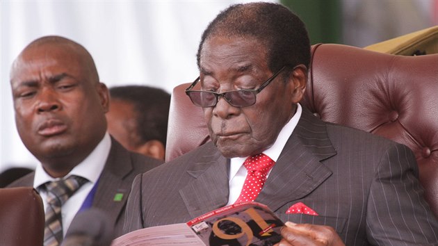 Zimbabwsk prezident Robert Mugabe oslavil 91. narozeniny. Verek na jeho poest se konal na golfovm hiti u Viktoriinch vodopd. Oslavy se zastnily tisce Mugabeho pznivc (28. nora 2015).