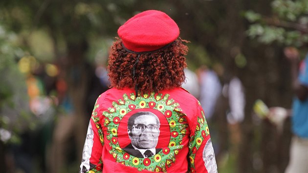 Zimbabwsk prezident Robert Mugabe oslavil 91. narozeniny. Verek na jeho poest se konal na golfovm hiti u Viktoriinch vodopd. Oslavy se zastnily tisce Mugabeho pznivc (28. nora 2015).