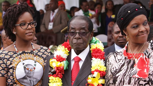 Zimbabwsk prezident Robert Mugabe oslavil 91. narozeniny. Verek na jeho poest se konal na golfovm hiti u Viktoriinch vodopd. Oslavy se zastnily tisce Mugabeho pznivc. Na snmku je Mugabe se svou enou a s dcerou (28. nora 2015).