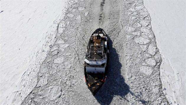 Ledoborec Sturgeon Bay proezv cestu po ece Hudson ve stt New York (27. nora 2015).