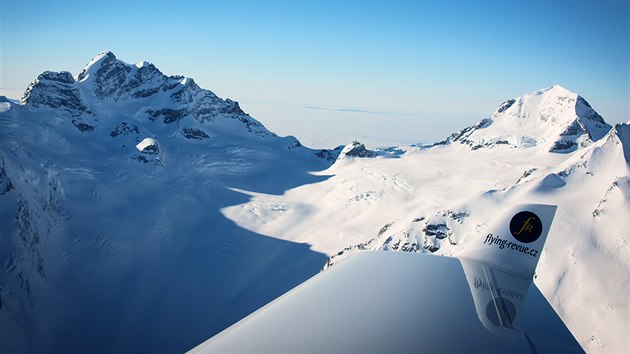 Druh den peletu nad Alpami. Vlevo vrcholek Jungfrau, vpravo Monch, smrem dol zatek ledovce Aletsch, Bernsk Alpy, vcarsko