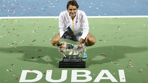 S TROFEJÍ. Roger Federer, vítz turnaje v Dubaji.